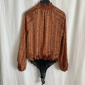 Lush women’s long bell sleeve smocking neck. Printed Blouse Bodysuit size M